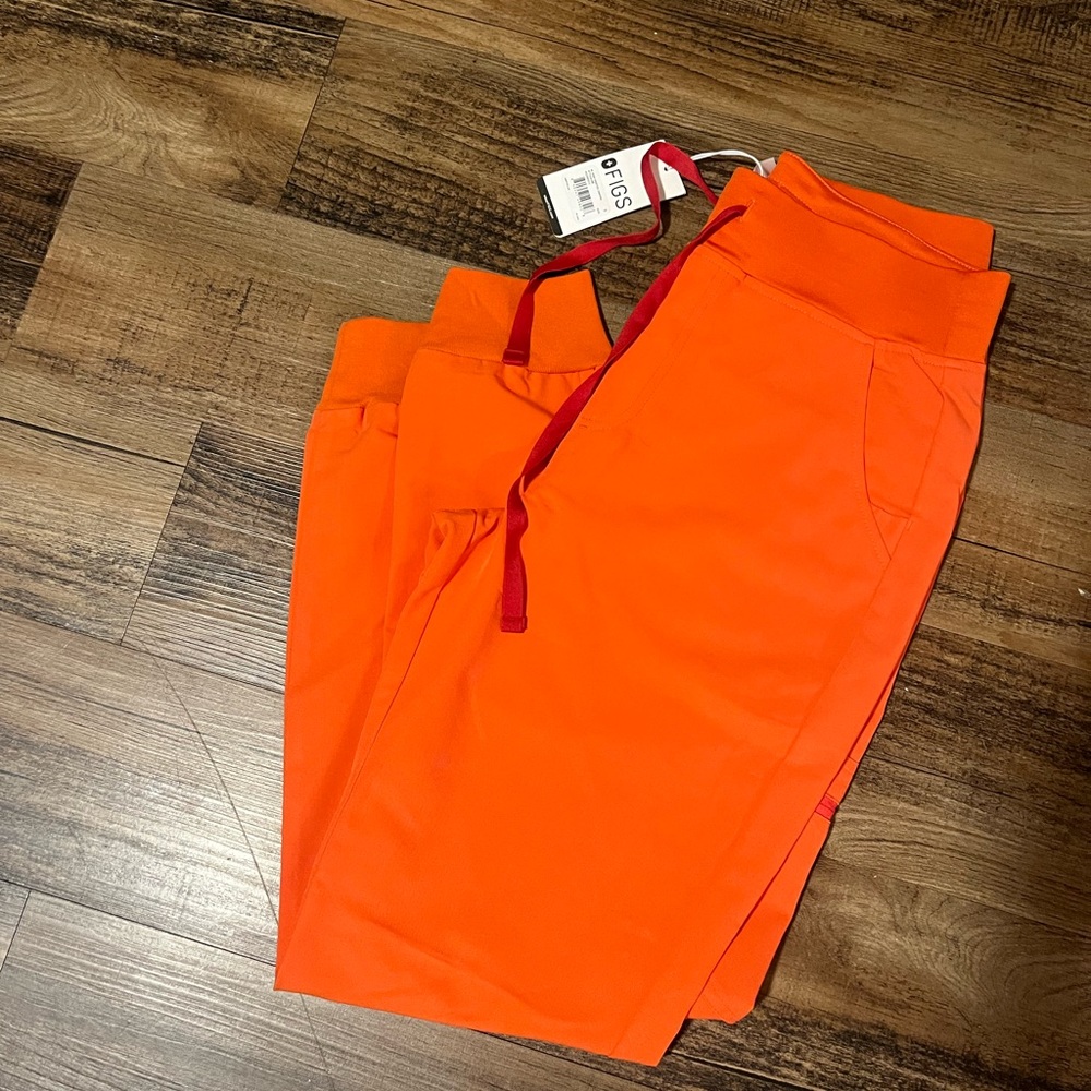 Limited edition orange scrub pants from figs💗